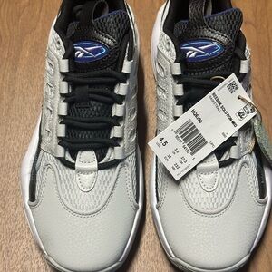 BNWT Reebok Solutions Mid basketball shoes. Womens Size 4.5 US